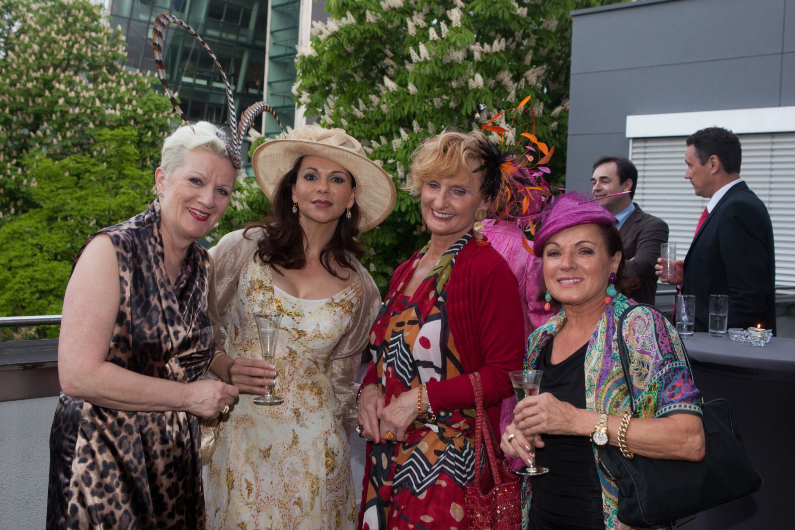 Damen der Grazer Gesellschaft mit Konsulin Edith Hornig bei der Gala